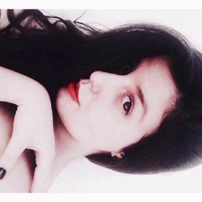 O mundo vai acabar, e ela só quer dançar.♪