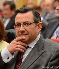 CasaCalvillo's profile picture. Sevillano de la Sierpes. Bético, Cruzcampista y Cofrade.  Protomátir Bancario. ex Hno. Mayor en @PuertaReal
Padre de artista @soylacalvillo . Afortunado marido