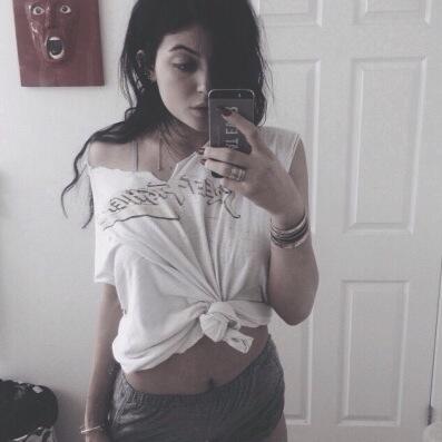 plz follow @serraphinaa have a good day and ask for a followback :)