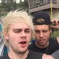 Follow @Michael5POP bc helping the owner to reach it's goal before Christmas!