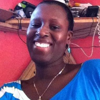 Leonie Joseph agee de 34 ans, mariee, mere de deux enfants Comptable Informaticienne Normalienne, travaille a JW NET MULTI SERVICES carrefour, Haiti.