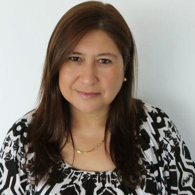 Periodista UC, trabajólica, mamá gallina, amante del cine y la buena literatura.Defensora de los derechos de las mujeres, niñ@s y adolescentes.