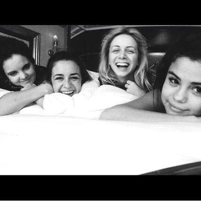 onIinepornhub's profile picture. 