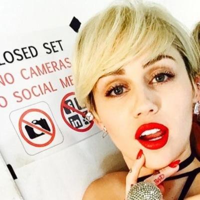 'vou dizer para esses fdps que me magoaram, para chuparem meu pau grande' lacradora cyrus do pop