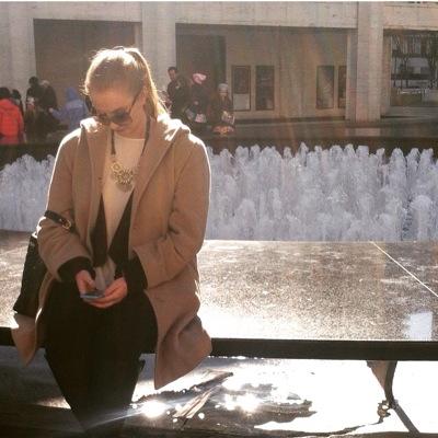 AlexandraLynne2's profile picture. take sip of mai tai for emphasis, pause for laughs