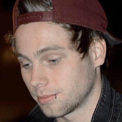 go follow @ilxveyou5sos or i unfollow and Rt https://t.co/x4u8HSGMSg