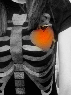 london_bridget's profile picture. Red hair. Yellow claws. Blue wings.