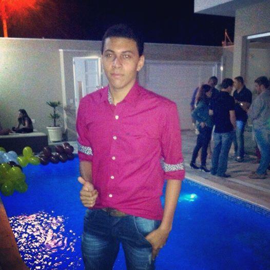 Vinicius_0_'s profile picture. Do not wait for a crisis to find out what is important in your life .
18 years , Desenhista, Futuro Engenheiro