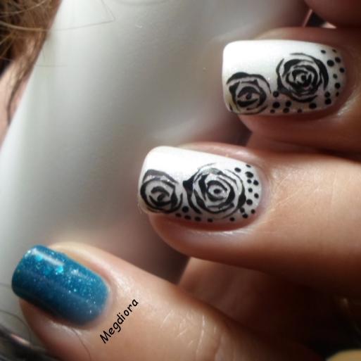 Une maman de 35ans. Passionnée de Nail Art, de vernis et de paillettes... je suis tout simplement une Nails Polish Addict et j'en suis fière ♥♥