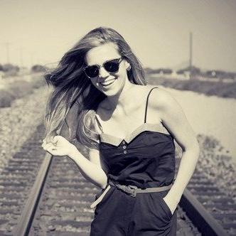 DhanieToro's profile picture. Oyente de buena música, amante de deportes extremos y fan de la comida rápida. Ah y me encanta leer y ver pelis con un gran bol de palomitas de micro.