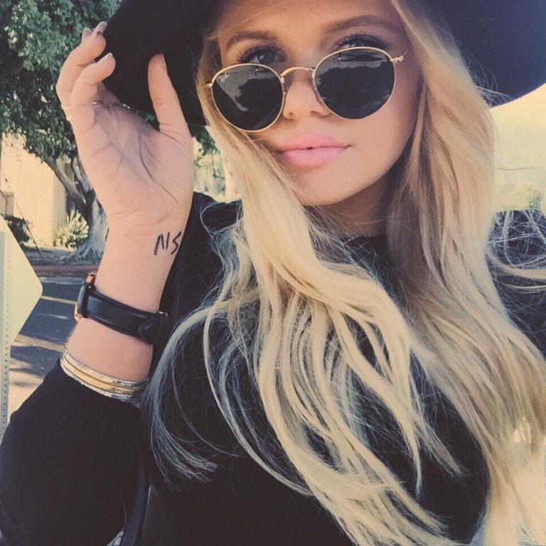 Giving you the latest updates on @codysimpson & @allisimpson // tweet us any questions and we will answer asap //