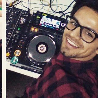 DJ | MUSICIAN follow me on facebook & youtube https://t.co/Qxl8ag3pRU