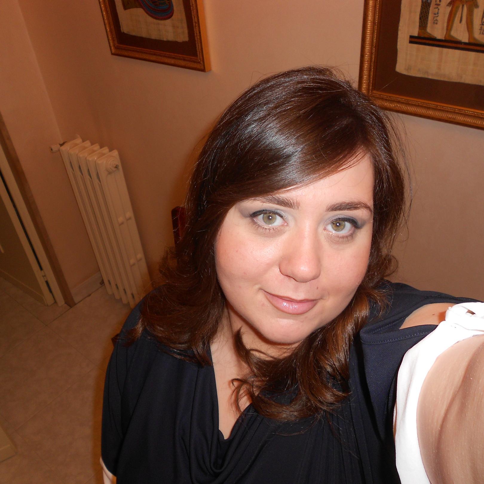 rosyx85's profile picture. Leggo tanto. Non ho più posto per i libri. Potrei vivere viaggiando. Tanto amore per Nutella e pizza ♥ Pensionata dentro. Borse dipendente. Romantica everyday