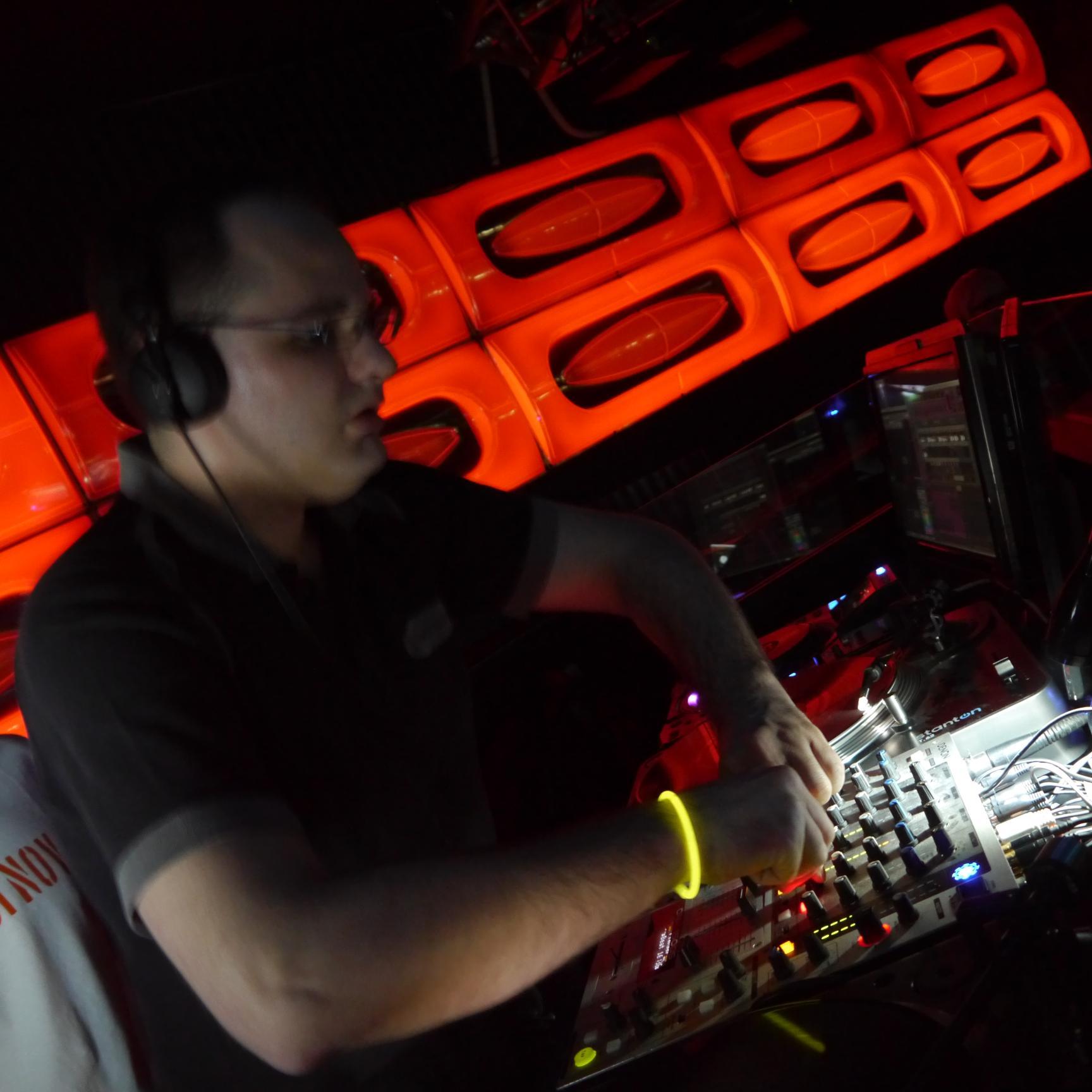 DJ/Producer seid:
2000/01
Styles:
House, Progressive, Minimal, Trance, Handz Up, Hardtrance, Hardstyle
Release:
14.09.12 Redlight Media Records