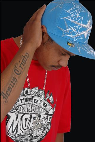 Nascido e criado no Interior de São Paulo, cidade de Ourinhos,  Deste 1995 no movimento HIP HOP; Tendo como influencia no cenario Hip Hop Leia No Myspace
