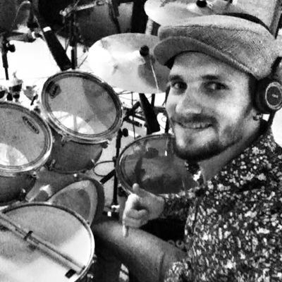 Professor de Bateria e Percussão Popular, FreeLancer, Gravação... (41) 9256-2895. ricardoalbertoni.batera@hotmail.com