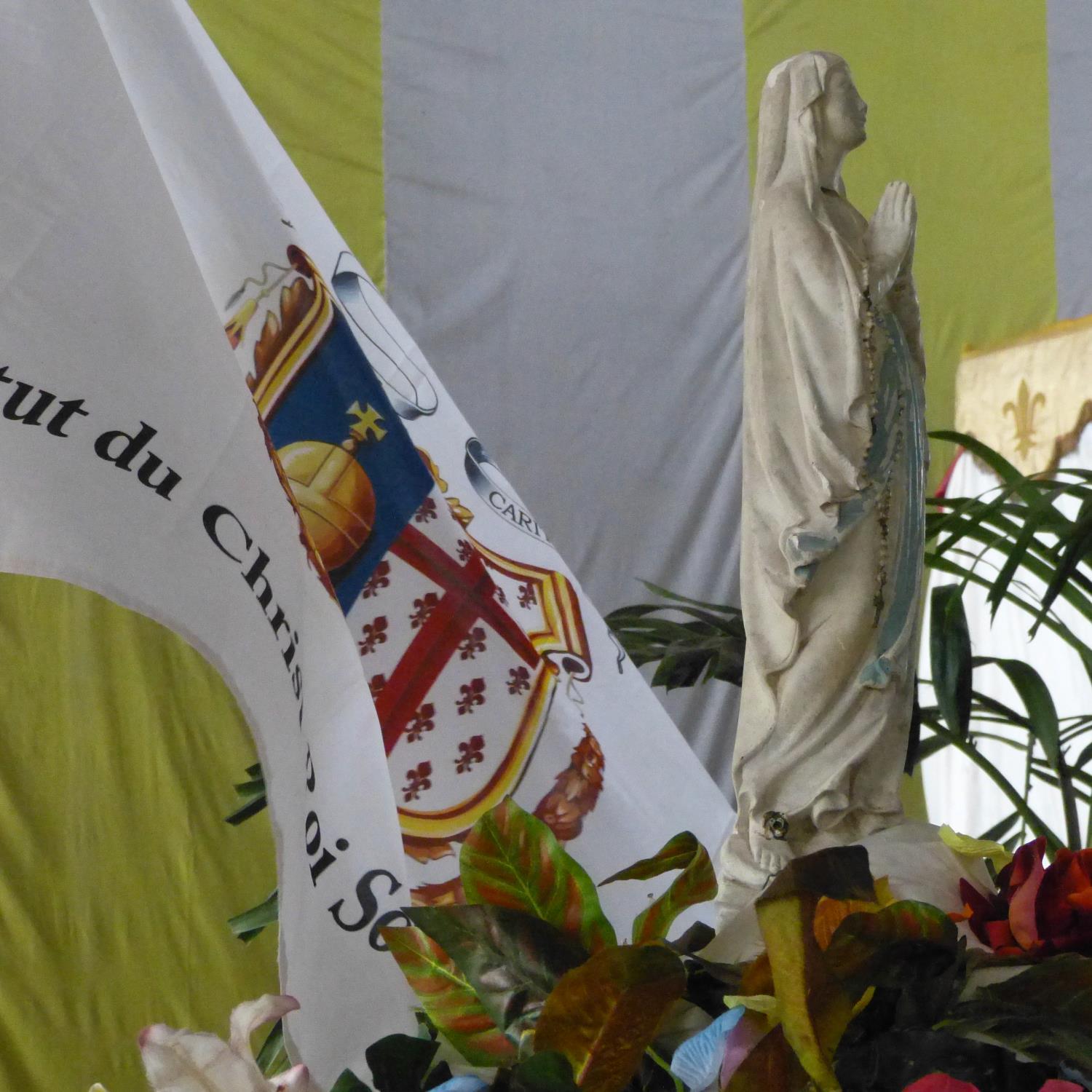 IcrspG's profile picture. Page officielle de la paroisse Notre Dame de Lourdes desservie par les prêtres de l'institut du Christ Roi Souverain Prêtre #ICRSP #Gabon #Libreville