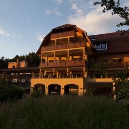 Wald Hotel Heppe im Spessart: Das Wald Hotel Heppe liegt mitten im berühmten Spessartwald, 2,7 km abseits der charmanten Gemeinde Dammbach, in Alleinlage.