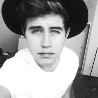 FREE FOLLOW from @ZoharDallas ask her for a follow back and she will follow♡