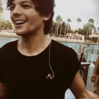 READ BIO PLS (@xwhereislouis) 's Twitter Profile