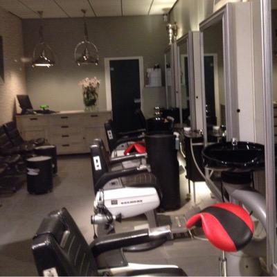 Kapsalon Botermans is een dames en herenkapsalon waar u terecht kunt met en zonder afspraak. Kom langs of bel 010 - 413.85.73