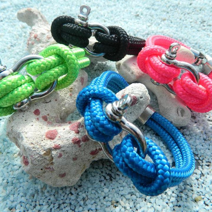 Fabricación artesanal en España de pulseras nauticas con cabo nautico y herrajes de acero inoxidable y zamak con baño de plata. También de piedras semipreciosas