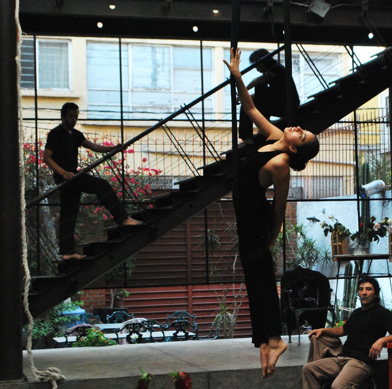 Tierra de Nadie colectivo de danza teatro, agrupación interdisciplinaria de artes escénicas, creada en 1997, creador, maestro y nuevo twitero Pável Escareño.