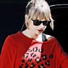roses are red,violets are blue,if you dont like taylor swift,you stupid ass bitch I dont fuck with http://t.co/Ji9520FFO5 TOUR MANILA.