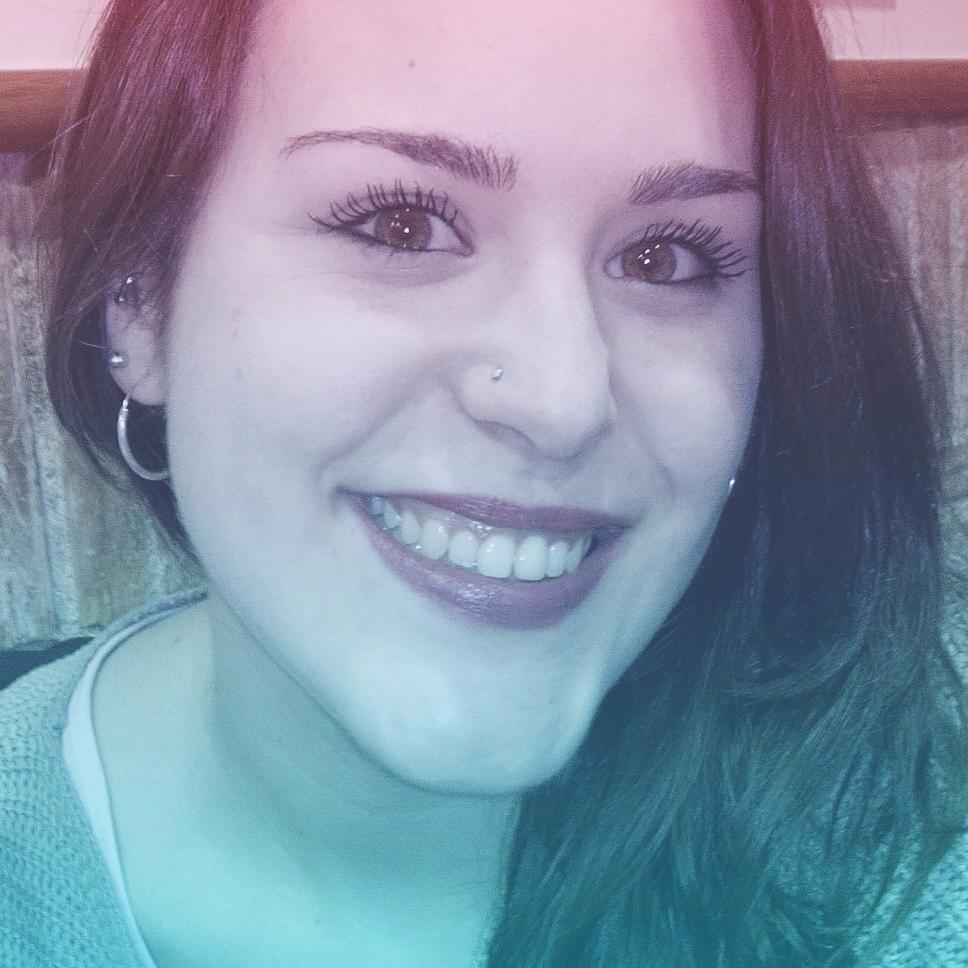 Graduada en Maestra de Ed. Primaria con Mención en PT.  Navarrica y a mucha honra! Osasunista.   Sanferminera, socia de la @SDRCLaJarana. =)