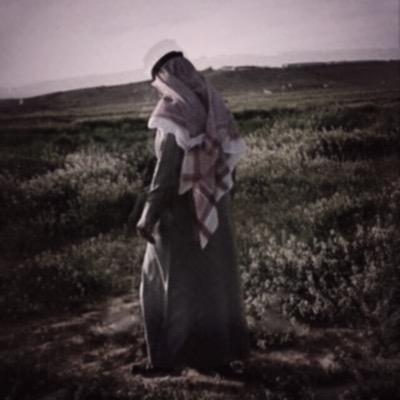 ك مقهى صغير على شارع الغرباء هو انا افتح ابوابي للجميع اذا ازداد المطر زادوا روادي واذا اعتدل الجو قلوا. لتبادل الرتويت مفضلتي بين ايديكم، ابادل من يبادلني فقط