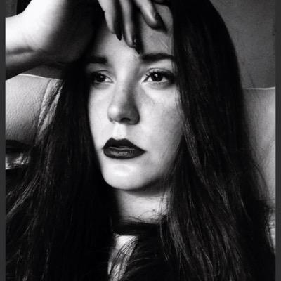 Estudiante de Derecho. Amante de la moda, de la lectura y de los sueños.