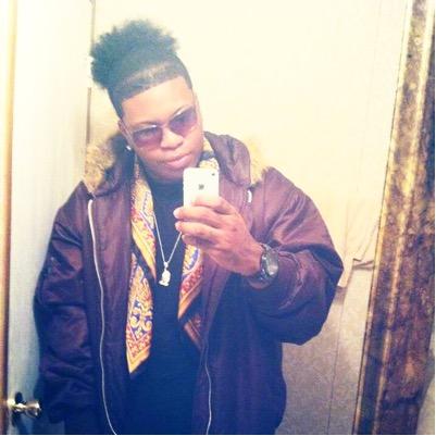 100 band jug young nigga had to satch it .....   @prettyboyycourtneyy .... On facebook) instagram ) twitter )