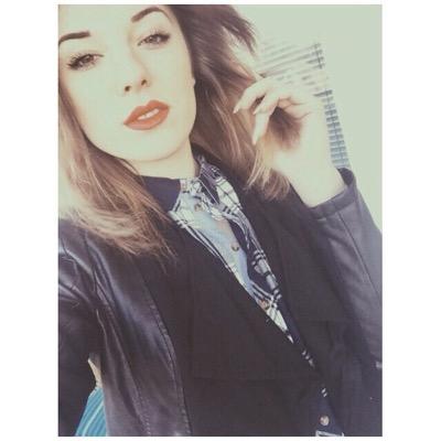 jzstbefamous's profile picture. fuck it, don't text me ✌️/ but follow me on insta @weird_gurl0