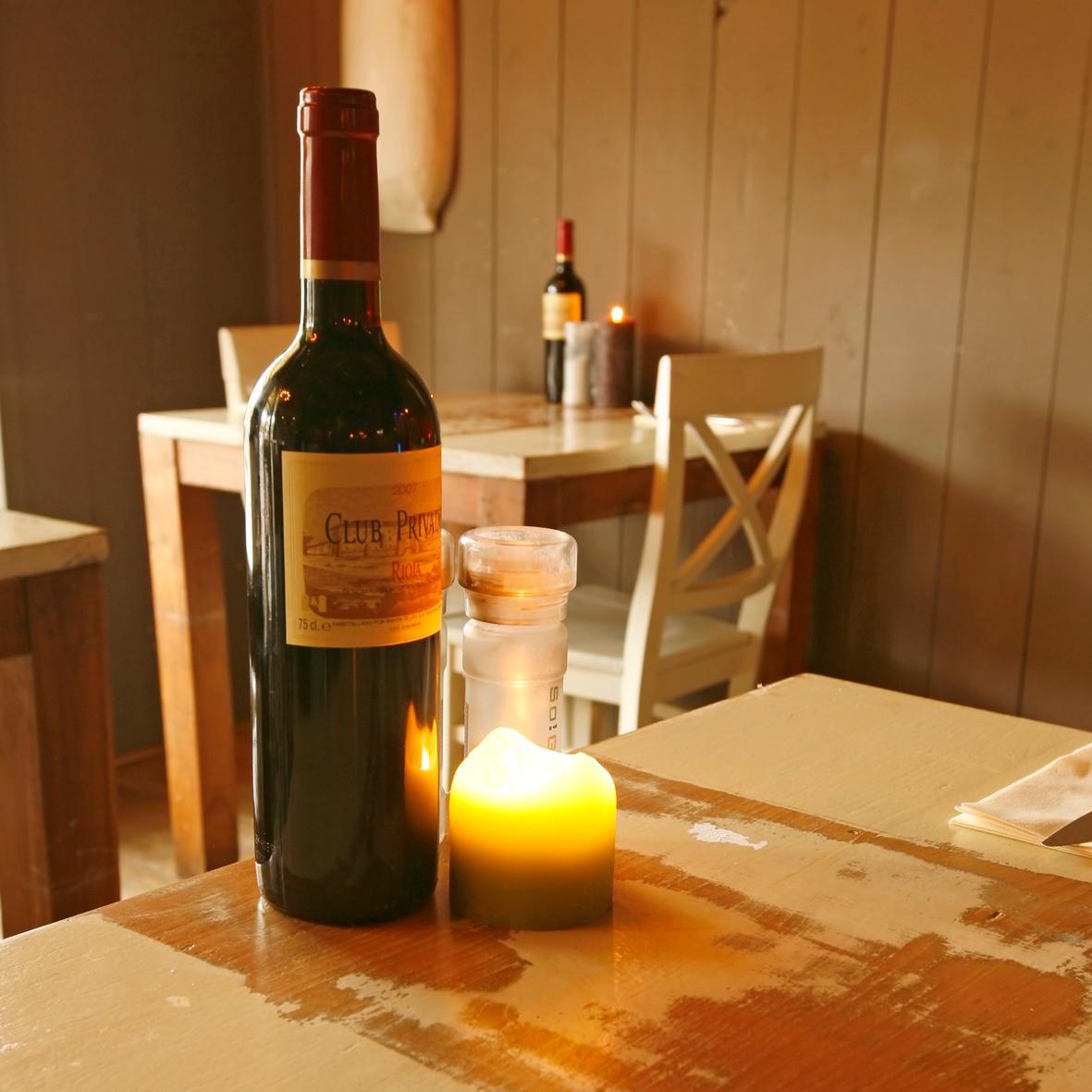 Ons Grand Café is gevestigd middenin de pittoreske Dorpsstraat. 's Zomers kunt u de hele dag genieten van de zon op ons waddenterras met uitzicht op zee!