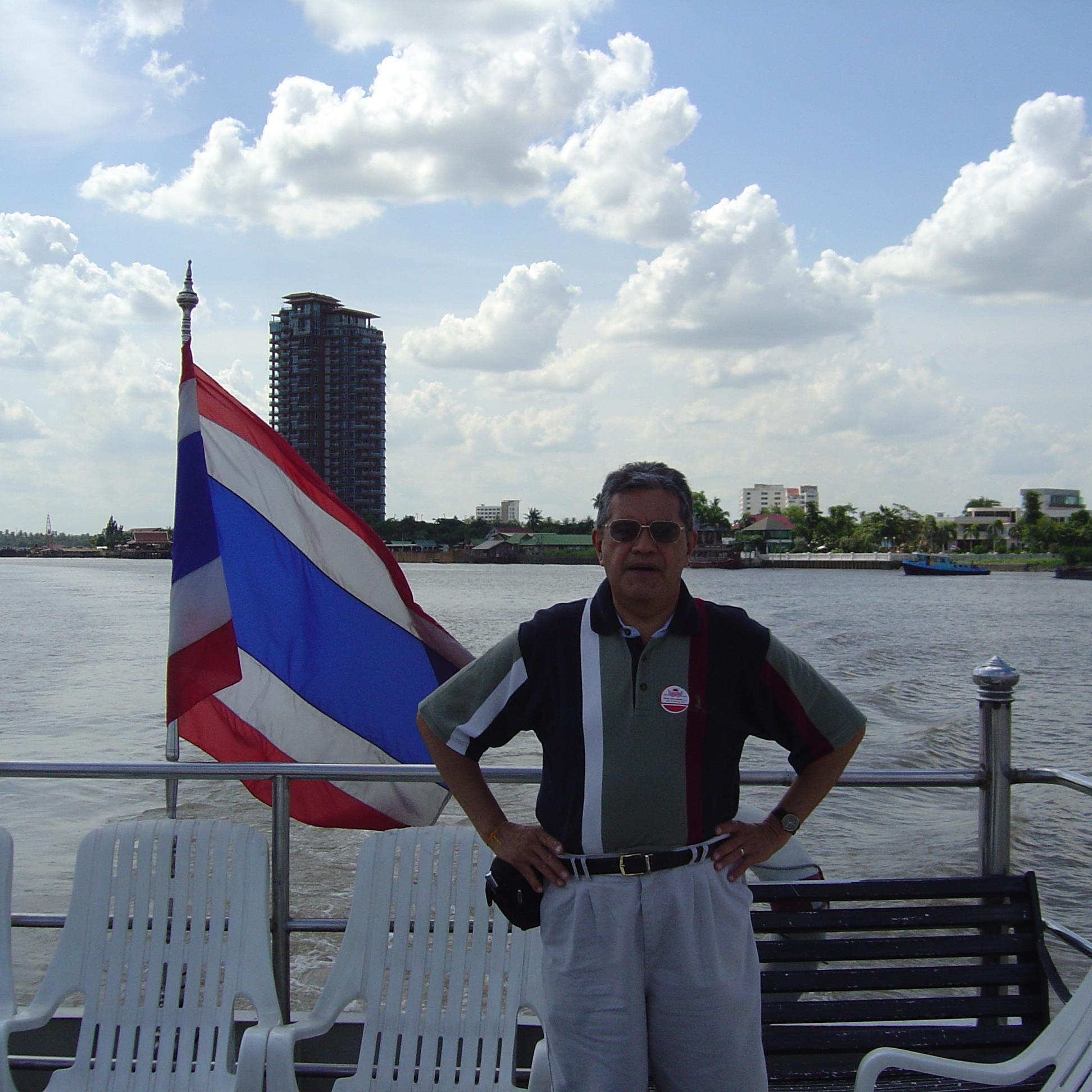 e_tvrs's profile picture. Nacido en D.F. Maestro en Administración UNAM y de la UIC