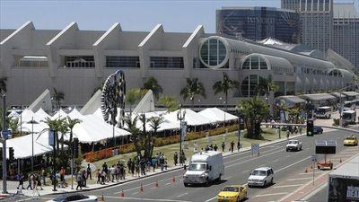 Rounding up feeds on food trucks for #SDCC, we'll tweet it for ya!  **Officially adopted by @HallHLine**  ^^