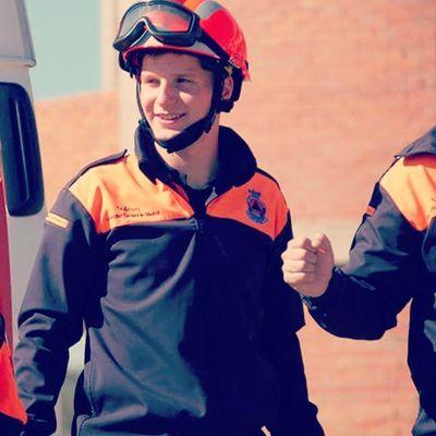 Voluntario en Protección Civil de Vigo. Estudiante. Futuro Opositor Policía Nacional. Aficionado del R.C. Celta de Vigo. Dando guerra desde 1996