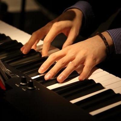 ピアノ・キーボードを担当してます ♪もともとピアノしか弾いていなかったのでオルガン、アナログシンセに苦戦中(汗)