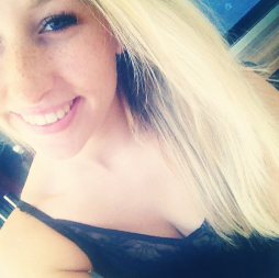 Heleneis_'s profile picture. Jeg er en håpløs romantiker.. Og oppmerksomhetssyk.. Og en smule merkelig..