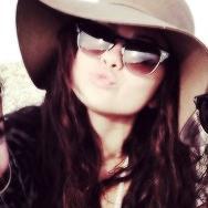 eu queria ser poeta, mas poeta não posso ser, porque poeta pensa em tudo e eu só penso em vocês @selenagomez @ddlovato ❤
