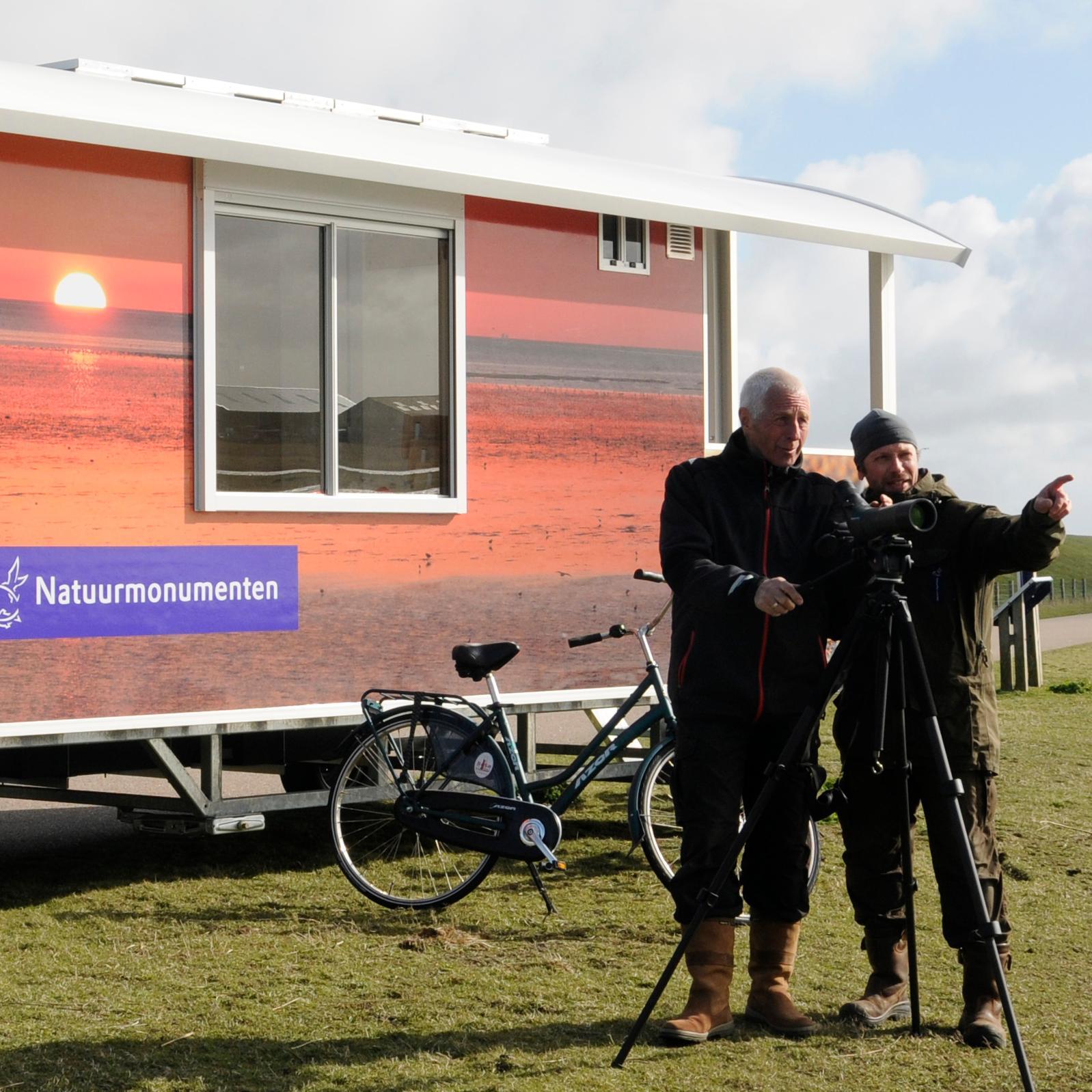 Natuurmonumenten zet in het (broed)seizoen vrijwillige wadwachters als gastheer inzetten op de waddijk, tussen Utopia en de Schorren.