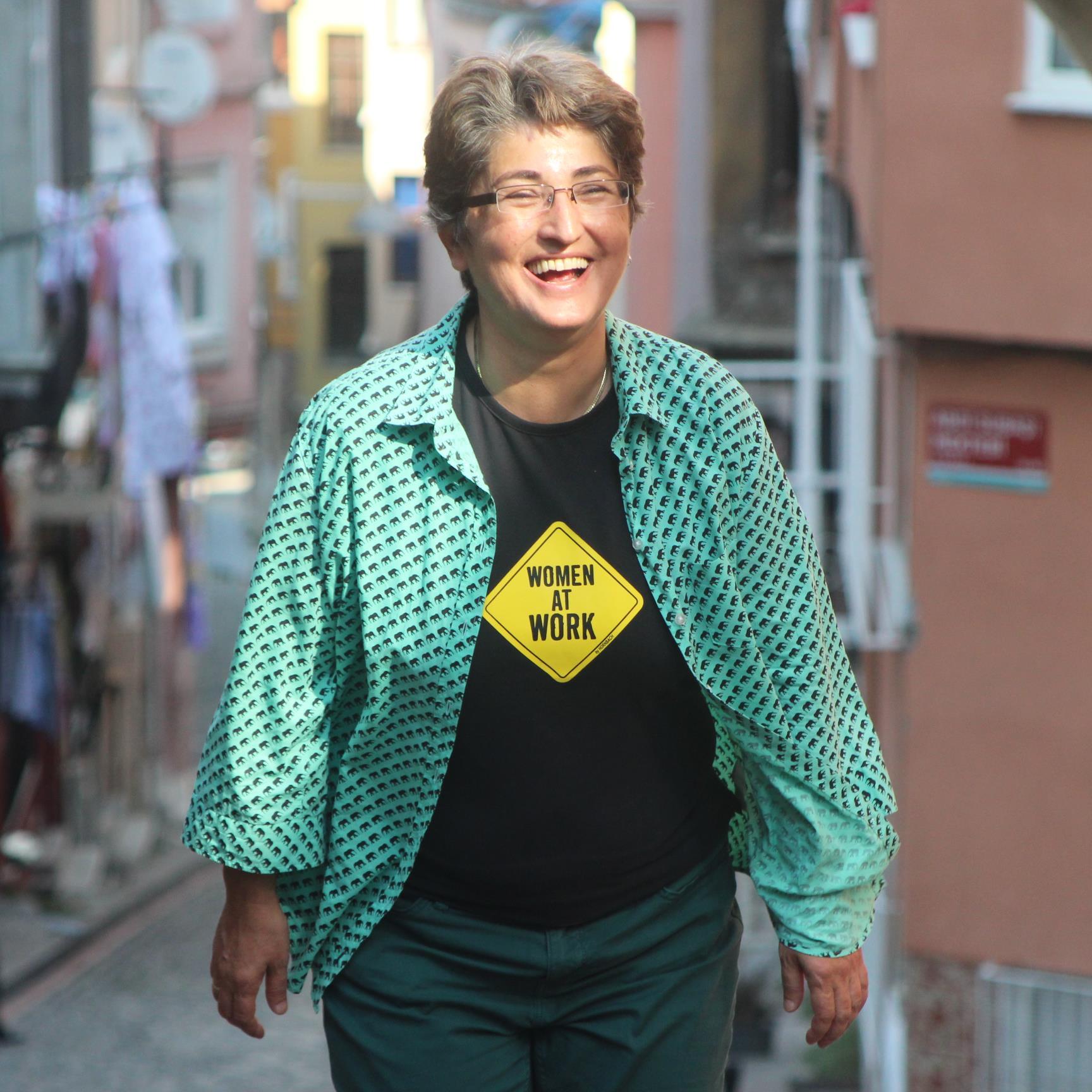 Bir devlet olsam sırf muhabbet olsun diye adımın Sohbetler Birliği olmasını isterdim.
Lola's World Records / Radio Bremen / COSMO
https://t.co/gYsIbaze1R…