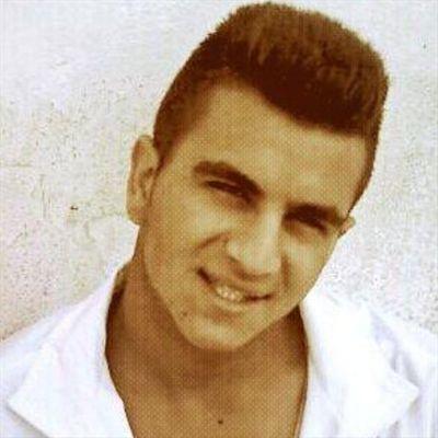Manueelmartine's profile picture. vivimos en un mundo que es mas facil decir bete ala mierda que decir lo siento.
