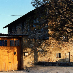 Antigua casa de campo de principios del siglo XIX situada en la plaza más emblemática del pueblo de Urús, un encantador pueblo rural de La Cerdanya (Pirineos).