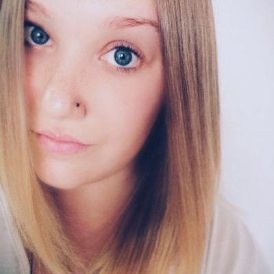 pythonesque's profile picture. Girl who lives too much in her own mind.