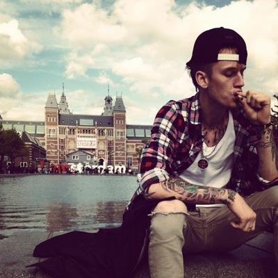 Machine Gun Kelly, Wiz Khalifa, Eminem. 3

Follow this cool account @Biersackxx09