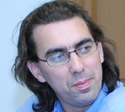 Historiador e escritor. Autor de Houve dias de Humanidade em mim, Carnaval dos Justiceiros e Sob a Sombra da Tabacaria, entre outros livros. Professor no IFSC.
