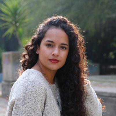 Soy loca, orgullosa, perfeccionista, amo la música, me cuesta encariñarme pero aún más olvidar, me río por nada y lo más importante: soy una en un millón :)