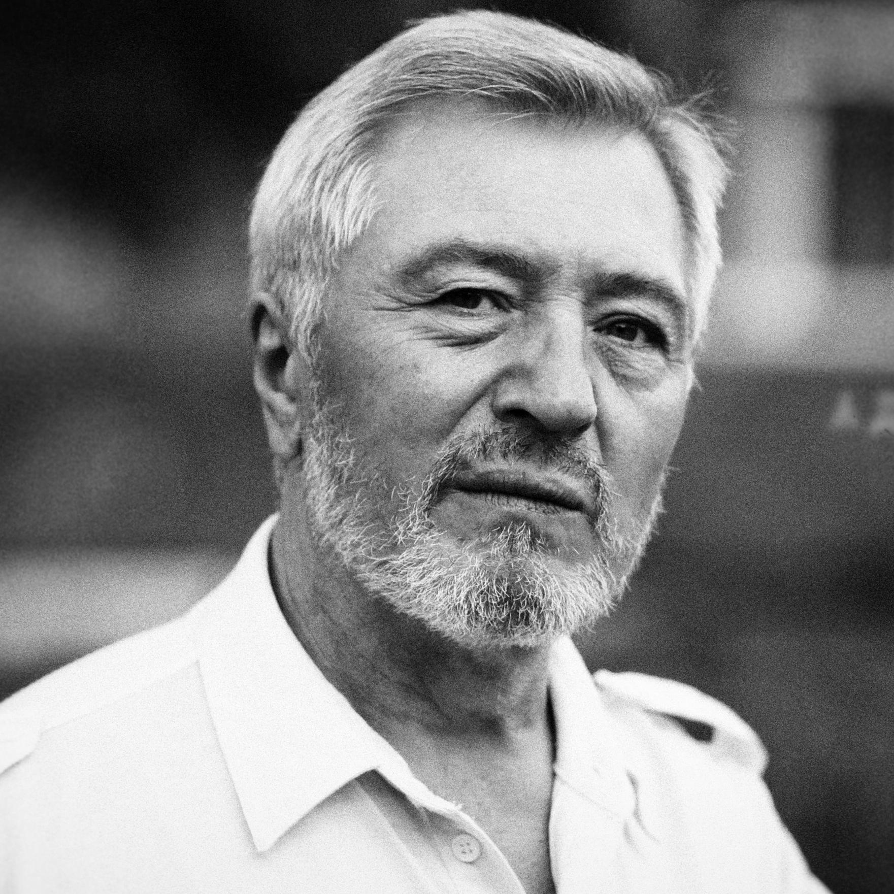 Рабочий,Пенсионер,иногда пользуюсь интернетом-интересуют темы Саморазвития и Самосовершенствования.