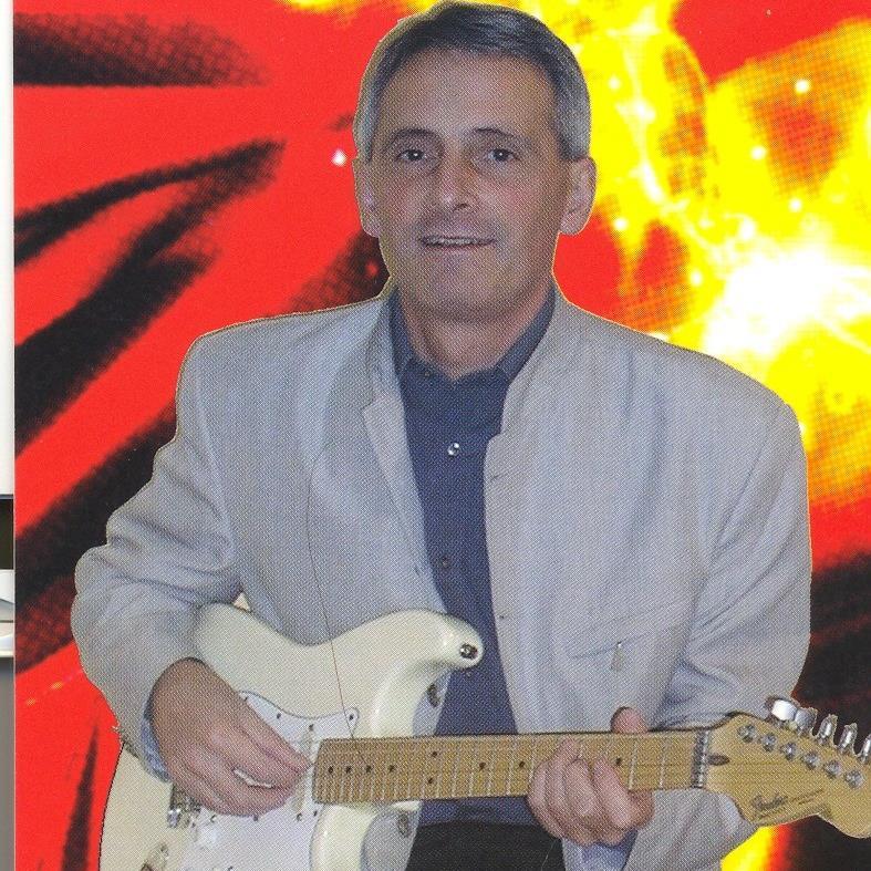 Je suis ce que l'on appelle un guitariste finger style .
C'est a dire que je reprends a la guitare classique des grands standards internationaux.